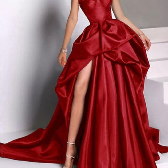 Beautiful high low front slit strapless gown - Picture 9 of 10